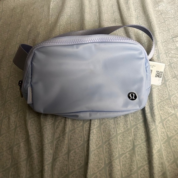 Everywhere Belt Bag NWT - Picture 2 of 4